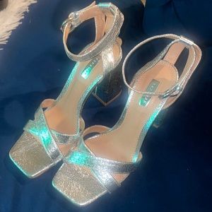 BRAND NEW women’s silver sandals, size 40/9.5